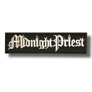 Può includere: Toppa rettangolare nera con la scritta ricamata "Midnight Priest" in bianco, con un carattere gotico. La toppa è destinata all'applicazione su abbigliamento o accessori, con un'estetica gotica.