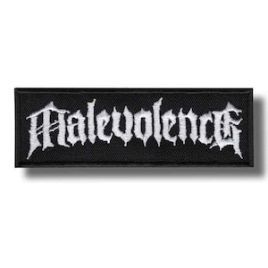 Könnte beinhalten: Schwarzer rechteckiger Aufnäher mit dem Wort "Malevolence" in weißer gotischer Schrift gestickt. Der Aufnäher hat einen schwarzen Rand und ist wahrscheinlich aus Stoff. Das Design ist ein auffälliges, kühnes Statement.