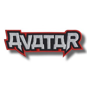 Könnte beinhalten: Gestickter Aufnäher mit dem Wort "AVATAR" in Weiß, schwarz umrandet und mit rotem Rand. Der Aufnäher hat eine rechteckige Form mit spitzen Enden, geeignet für Kleidung oder Accessoires.