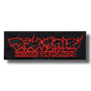 Könnte beinhalten: Schwarzer rechteckiger Aufnäher mit rotem und schwarzem Text. Der obere Text ist stilisiert und der untere Text lautet "MAXIMUM THE HORMONE". Der Aufnäher hat einen schwarzen Rand und einen Schatten.