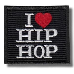 Może przedstawiać: Czarna kwadratowa naszywka z napisem "I ❤️ HIP HOP" wyszytym białą nicią. Czerwone serce zastępuje słowo "love". Naszywka ma czarną obwódkę i jest przeznaczona do odzieży lub akcesoriów.