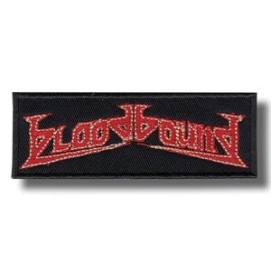 Puede incluir: Parche bordado rectangular con la palabra "Bloodbound" en letras rojas estilizadas. El parche tiene un fondo negro y un borde blanco alrededor del texto rojo. Adecuado para ropa o accesorios.