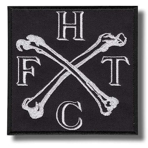 Könnte beinhalten: Schwarzer quadratischer Aufnäher mit weißem Stickdesign. Mit gekreuzten Knochen und den Buchstaben H, F, T und C. Der Aufnäher hat einen schwarzen Rand und einen Schatten.