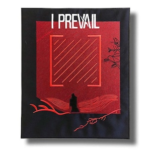 Op de afbeelding: Zwart en rood geborduurde patch met de tekst "I PREVAIL". Het ontwerp toont een rood vierkant met een geometrisch patroon, een silhouet en gestileerde rode lijnen. Geschikt voor jassen of tassen.