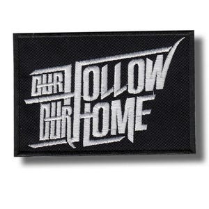 Könnte beinhalten: Schwarzer rechteckiger Aufnäher mit weiß gesticktem Text „OUR FOLLOW OUR HOME“. Der Aufnäher hat einen schwarzen Rand und ein weißes Stickdesign. Wahrscheinlich für Kleidung oder Accessoires.
