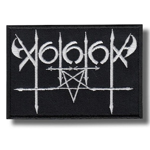 Puede incluir: Parche rectangular negro con diseño bordado en blanco. El diseño incluye el número 666, un pentagrama y hachas estilizadas. El parche es probablemente para ropa o accesorios y tiene una estética oscura y gótica.