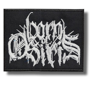Puede incluir: Parche rectangular negro con texto bordado blanco que dice "Born of Osiris" en una fuente gótica. El parche tiene un borde negro y está diseñado para coserse en ropa o accesorios.