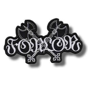 Op de afbeelding: Zwart en wit geborduurde patch met het woord "FOROR" in een gotisch lettertype, met twee gekruiste bijlen en decoratieve kruisdetails. De patch heeft een zwarte achtergrond met witte stiksels.