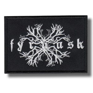 Può includere: Toppa rettangolare nera con testo ricamato bianco e un design centrale stilizzato a forma di albero. Il testo "fyrask" è scritto in carattere gotico. La toppa ha un bordo nero ed è probabilmente termoadesiva o da cucire.