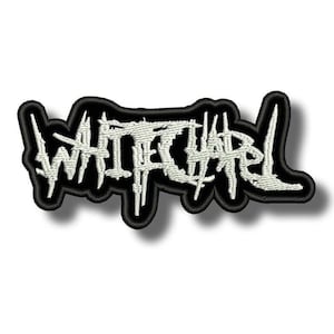 Può includere: Toppa ricamata con la scritta "WHITECHAPEL" in bianco, con lettering gotico stilizzato. La toppa ha un bordo nero ed è destinata a vestiti o accessori.