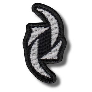 Puede incluir: Parche bordado en blanco y negro con un diseño de flecha estilizada. El parche tiene un fondo negro con detalles de flecha blanca y un borde negro. Adecuado para ropa o accesorios.