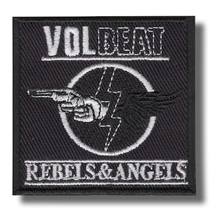 Puede incluir: Parche cuadrado negro con texto y diseño bordados en blanco. El texto dice "VOLBEAT" encima de un círculo con una mano sosteniendo una pistola, un rayo y alas. Debajo del círculo, el texto dice "REBELS & ANGELS".