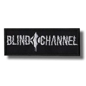 Puede incluir: Parche rectangular negro con texto bordado blanco que dice "BLIND CHANNEL". Un gráfico estilizado en blanco está entre las palabras. El parche es probablemente para ropa o accesorios.