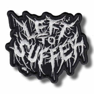 Könnte beinhalten: Schwarzer, gestickter Aufnäher mit dem Text "Left to Suffer" in weißer, stilisierter gotischer Schrift. Der Aufnäher hat einen gezackten, unregelmäßigen Rand. Das Design weist Tropfeffekte und eine Used-Optik auf.