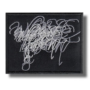 Può includere: Una toppa quadrata nera ricamata con un design astratto complesso in tonalità di grigio e bianco. Il design sembra uno scarabocchio stilizzato o linee intrecciate, creando un'estetica unica e artistica.