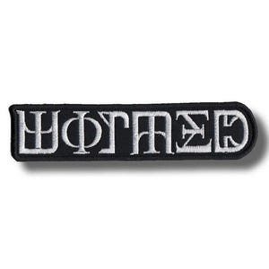Könnte beinhalten: Schwarzer rechteckiger gestickter Aufnäher mit dem Wort "MOTHER" in weißer, gotischer Schrift. Der Aufnäher hat einen schwarzen Rand und einen leichten Schatteneffekt.