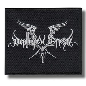 Puede incluir: Parche cuadrado negro con bordado blanco. El diseño incluye alas, un esqueleto y el texto "Symphisys Emeset" en fuente gótica. El parche tiene un borde negro y es adecuado para ropa.