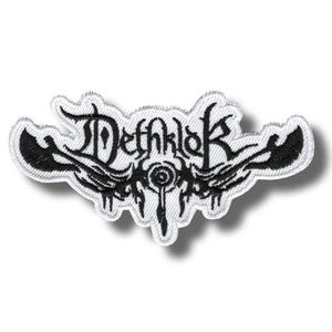 Peut inclure: Un écusson brodé noir et blanc avec le nom du groupe "Dethklok" dans une police stylisée. Le patch présente un design unique avec des éléments en forme d'ailes et des détails complexes, idéal pour les vêtements ou accessoires.