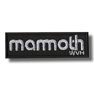 Può includere: Toppa rettangolare nera con la parola "mammoth" ricamata in bianco, insieme a "WVH" e "HAM" in bianco. La toppa ha un bordo nero e un'ombra.