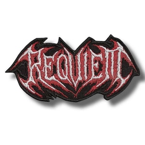 Op de afbeelding: Geborduurde patch met het woord "REQUIEM" in witte, gestileerde gotische letters. De letters staan tegen een rode en zwarte achtergrond met een gekartelde, vleermuisachtige vorm. De patch is bedoeld voor toepassing op kleding of accessoires.