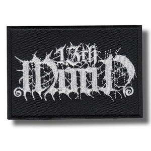 Könnte beinhalten: Schwarzer rechteckiger Aufnäher mit weiß gesticktem Text "I AM DOOM" in einer gotischen Schriftart. Der Aufnäher hat einen schwarzen Rand und ist für Kleidung oder Accessoires bestimmt.