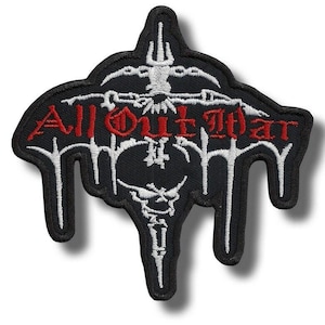 Puede incluir: Parche bordado negro con las palabras "All Out War" en letras góticas rojas. El parche presenta un diseño esquelético blanco con bordes goteantes, creando una estética oscura y atrevida.
