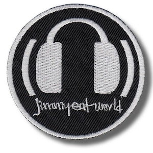 Puede incluir: Parche redondo negro con auriculares bordados en blanco dentro de un círculo blanco. El texto "Jimmy Eat World" está bordado en blanco debajo de los auriculares. El parche tiene un borde negro.