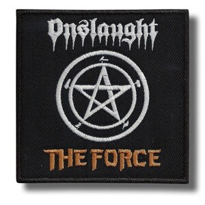 Puede incluir: Parche cuadrado negro con texto bordado blanco "Onslaught" sobre un pentagrama blanco dentro de un círculo. Debajo, el texto "THE FORCE" está bordado en color dorado. El parche tiene un borde negro.