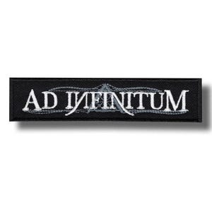 以下が含まれることがあります： 黒い長方形のパッチ。白い刺繍で「AD INFINITUM」の文字が施され、上部に灰色のデザインがあります。このパッチは、衣類やアクセサリー用である可能性があります。