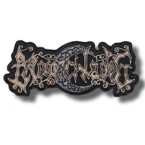 以下が含まれることがあります： 黒色の刺繍パッチ。文字「DARKTHRONE」が装飾的なフォントでデザインされています。パッチの中央には、グレーと黒のパターンを持つ円形のデザインがあります。テキストと周囲のデザインはタン色です。