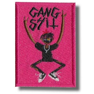 Op de afbeelding: Geborduurde patch met een roze achtergrond en een cartoonfiguur. De figuur draagt een zwart shirt, een ketting en sneakers. De woorden "GANG SHIT" zijn in zwart boven de figuur geborduurd.
