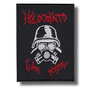 Puede incluir: Parche bordado negro con un diseño de máscara de gas y casco blanco. El parche tiene las palabras "HOLOCAUSTO" y "WAR METAL" en rojo, con letras estilizadas. El parche es rectangular con fondo negro.