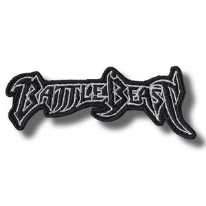 Könnte beinhalten: Ein schwarz-weißer, gestickter Aufnäher mit dem Text "BATTLE BEAST" in einer stilisierten Schriftart. Der Aufnäher hat einen schwarzen Hintergrund mit weißen Nähten, die die Buchstaben und den Rand des Aufnähers umreißen. Der Aufnäher ist rechteckig mit einer einzigartigen Form.