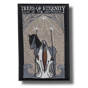 Op de afbeelding: Geborduurde patch met een zwarte rand met een ontwerp met een paard, een figuur in een gewaad en de tekst "TREES OF ETERNITY" en "KING OF THE NIGHTINGALES". De patch heeft een beige achtergrond met grijze en witte details.