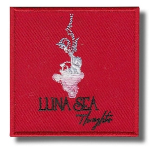 Könnte beinhalten: Ein quadratischer, roter, gestickter Aufnäher mit dem Text "LUNA SEA Thoughts" in schwarzer Schrift. Der Aufnäher hat ein weißes und silbernes abstraktes Design in der Mitte.