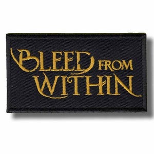 Puede incluir: Parche rectangular negro con las palabras "BLEED FROM WITHIN" bordadas en hilo dorado. El texto está centrado en el parche, que tiene un diseño sencillo y limpio.