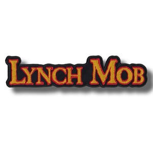Könnte beinhalten: Ein schwarzer Aufnäher mit dem Schriftzug "LYNCH MOB" in goldfarbenen Buchstaben mit roter Umrandung. Der rechteckige Aufnäher ist zum Aufnähen oder Aufbügeln auf Kleidung oder Accessoires gedacht, ca. 15 cm lang.