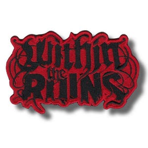Könnte beinhalten: Ein rot-schwarzer, gestickter Aufnäher mit dem Schriftzug "Within the Ruins" in gotischer Schrift. Der Aufnäher hat einen dekorativen Rand und ist für Kleidung oder Accessoires geeignet.
