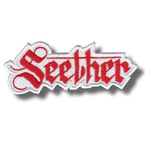 Könnte beinhalten: Gestickter Aufnäher mit dem Wort "Seether" in gotischer Schrift. Der Text ist rot mit weißem Rand und Rückseite. Der Aufnäher hat einen gezackten Rand und ist für Kleidung oder Accessoires bestimmt.