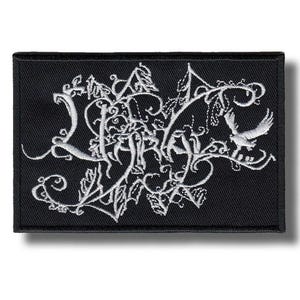 Peut inclure: Écusson rectangulaire noir avec broderie blanche ornée de lettrage et de motifs floraux. Un oiseau blanc aux ailes déployées est également brodé sur l'écusson. L'écusson est probablement destiné à une veste ou un sac.