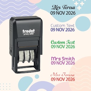 Puede incluir: Un sello fechador autoentintable negro Trodat Printy 4850 con ruedas de goma ajustables. La imagen muestra cinco ejemplos de texto estampado que incluyen nombres como Mrs Teresa y Mrs Smith seguidos de la fecha 09 NOV 2026 en varios colores.