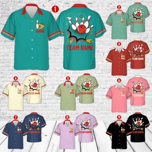 Pode incluir: Uma coleção de camisas de boliche em várias cores, incluindo verde-azulado, verde, vermelho, creme, rosa, azul marinho e preto. Cada camisa apresenta um gráfico de pinos e bola de boliche, com os textos "NAME" e "TEAM NAME".