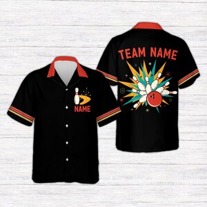 Può includere: Camicia da bowling nera con colletto e bordi delle maniche rossi. La parte anteriore presenta una grafica di birillo e palla da bowling con la scritta "NAME". Il retro mostra una grafica di strike di bowling con le parole "TEAM NAME".