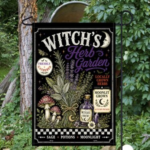 Peut inclure: Un drapeau de jardin noir avec le texte "Witch's Herb Garden" et des illustrations d'un bouquet d'herbes, de champignons, d'une bouteille de potion étiquetée "Witch's Brew", d'un croissant de lune et d'étoiles. Inclut "Freshly Gathered" et "Moonlit Grown".