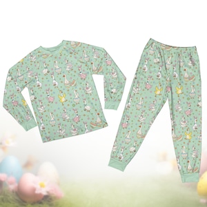 Op de afbeelding: Een set van drie keramische mokken met een gespikkelde, matte afwerking. De mokken zijn in cr&egrave;me, lichtgrijs en donkergrijs. Elke mok heeft een eenvoudig, minimalistisch ontwerp.