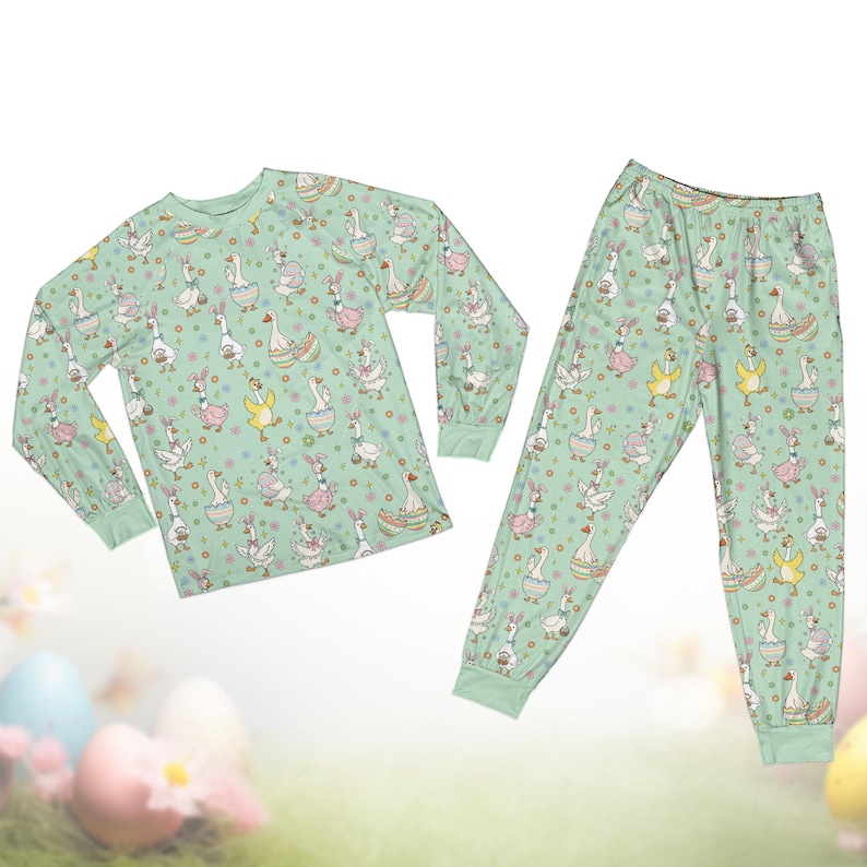 Op de afbeelding: Een set van drie keramische mokken met een gespikkelde, matte afwerking. De mokken zijn in cr&egrave;me, lichtgrijs en donkergrijs. Elke mok heeft een eenvoudig, minimalistisch ontwerp.