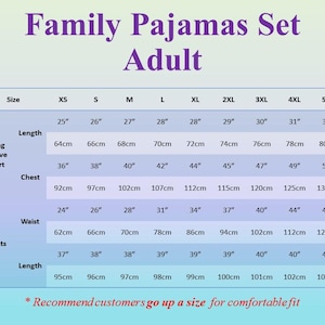 Op de afbeelding: Een witte keramische mok met een zwarte handgreep en de tekst "But First, Coffee" in een vetgedrukte, zwarte letter. De mok staat tegen een vage achtergrond. De mok is ongeveer 10 cm hoog.