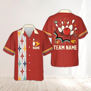 Può includere: Camicia da bowling rossa con un design retrò. La parte anteriore presenta una grafica di birilli e la parola "NAME". Il retro mostra una palla da bowling che colpisce i birilli, con le parole "TEAM NAME". La camicia ha un colletto bianco e motivi geometrici colorati.