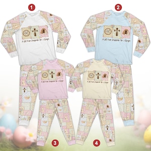 Peut inclure: Quatre ensembles de pyjamas avec des manches longues et des pantalons assortis. Les pyjamas présentent un motif patchwork avec des croix, des œufs et le texte "A bit can happen in 3 days." Les pyjamas sont de couleur blanche, bleu clair, rose et crème.