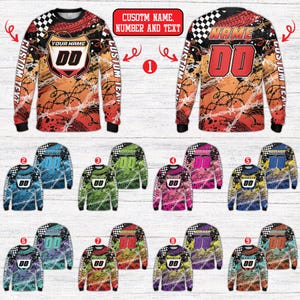 Könnte beinhalten: Langärmlige Rennsport-Trikots in verschiedenen Farben mit einem Schilddesign mit dem Text "YOUR NAME" und "DD". Die Trikots haben ein Schachbrettmuster und Stacheldrahtgrafiken. Der Text "CUSTOM TEXT" ist auf den Ärmeln aufgedruckt.